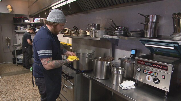 Sébastien Gagnon, chef copropriétaire du restaurant Cuisine et Dépendance, dans la cuisine du restaurant Sébastien Gagnon, chef copropriétaire du restaurant Cuisine et Dépendance, dans la cuisine du restaurant