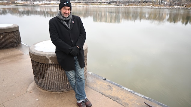 Le poète Sébastien Gaillard à côté de la rivière Rouge à Winnipeg