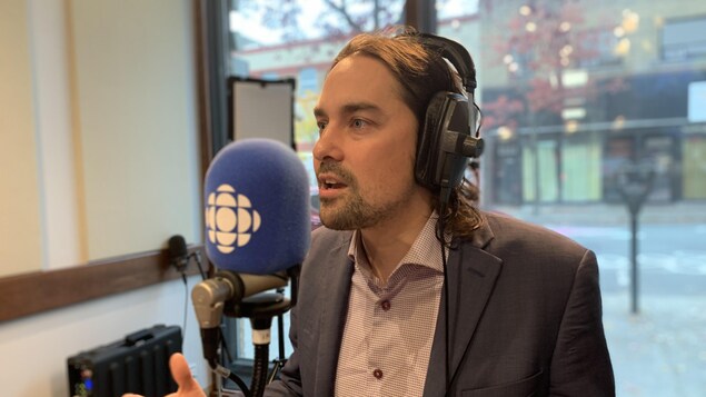 Sébastien Lemire en entrevue à Radio-Canada dans le studio de Rouyn-Noranda.