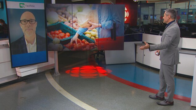 Sébastien McMahon, économiste en chef chez iA Groupe financier en entrevue avec le présentateur du Téléjournal Québec Bruno Savard.