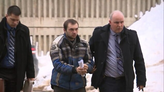 Sébastien Miville, escorté par 2 enquêteurs de la Sûreté du Québec, à son arrivée au Palais de justice de Rivière-du-Loup.