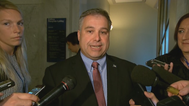 Le ministre responsable de la Capitale-Nationale, Sébastien Proulx, répond aux questions des journalistes avant son entrée au caucus.