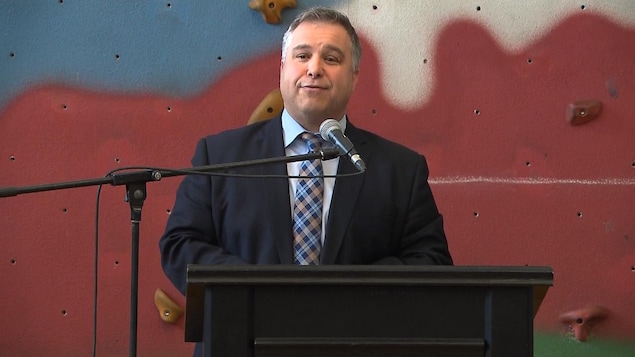 Le ministre de l'éducation, Sébastien Proulx.
