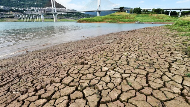 Un fleuve asséché, peu d'eau dans le lit du fleuve.