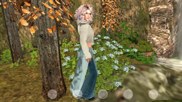 Image du jeu «Second Life» montrant l'avatar d'une femme aux cheveux gris-mauve dans la nature.