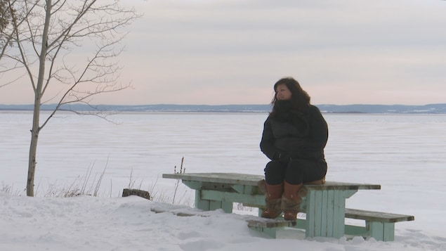 Mélanie Boivin sur un banc en hiver.