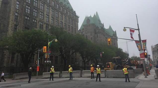 Des murets de béton ont été installés devant le parlement par mesure de sécurité. Des murets de béton ont été installés devant le parlement par mesure de sécurité.