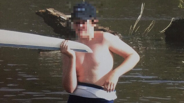 Photo d'un jeune garçon laissée sur l'ordinateur Photo d'un jeune garçon laissée sur l'ordinateur