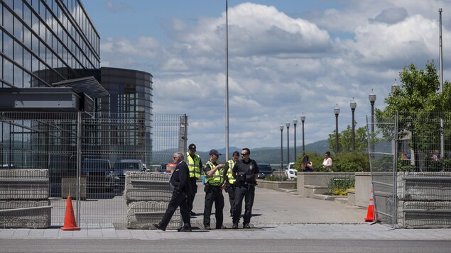 Des policiers et des agents de sécurité montent la garde à l’entrée du Centre des congrès de Québec.