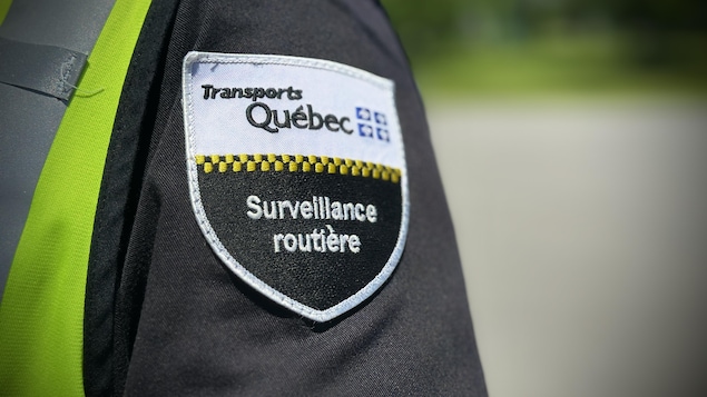 La manche d'un gilet d'un employé de surveillance routière de Transports Québec.