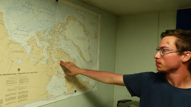 Le Nord, c'est imprévisible, dit le troisième officier du Sedna, Maxime Cormier, en montrant une carte de l'Arctique.