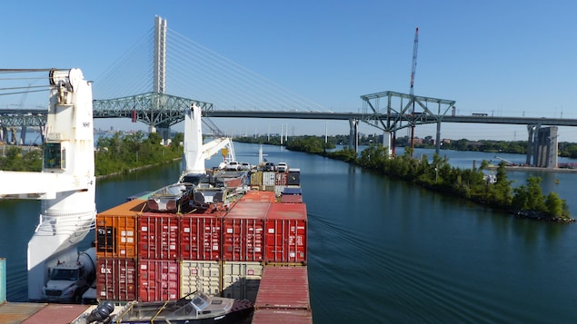 Le cargo Sedna s'apprête à passer sous le pont Samuel-De Champlain.