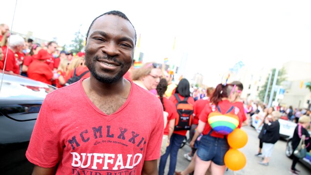 Originaire du Ghana, Seidu Mohammed est arrivé au Manitoba comme réfugié en décembre dernier. Il prend part à son tout premier défilé de la fierté. Originaire du Ghana, Seidu Mohammed est arrivé au Manitoba comme réfugié en décembre dernier. Il prend part à son tout premier défilé de la fierté.