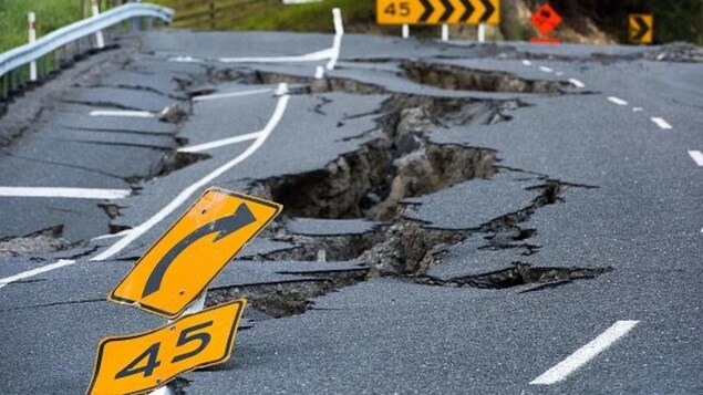 Une route de goudron avec des failles et des trous.