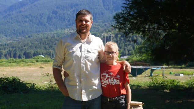 Niklaus Forstbauer et sa fille sur le terrain de leur ferme.