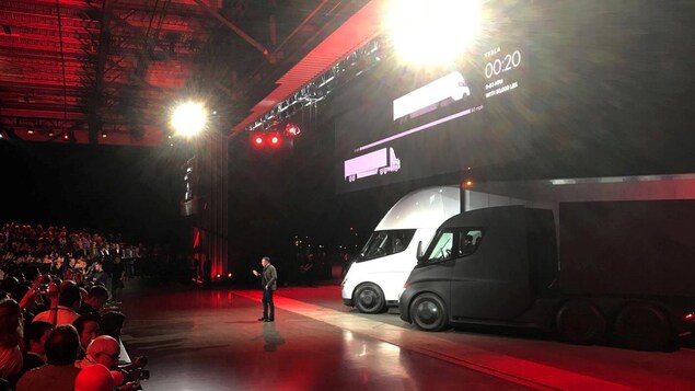 Le président de Tesla, Elon Musk, a mené lui-même l'événement de dévoilement du camion semi-remorque de sa compagnie. Le président de Tesla, Elon Musk, a mené lui-même l'événement de dévoilement du camion semi-remorque de sa compagnie.
