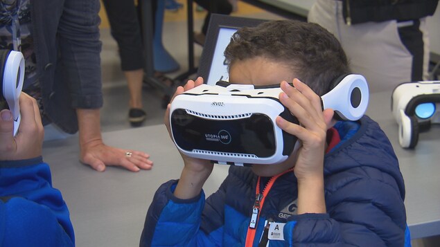 Un enfant teste l'un des 35 nouveaux casques de réalité virtuelle du Séminaire de Sherbrooke.