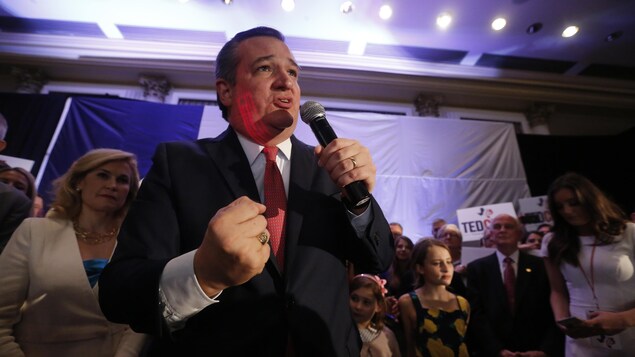 Ted Cruz s'adresse à ses partisans, le micro à la main. Ted Cruz s'adresse à ses partisans, le micro à la main.