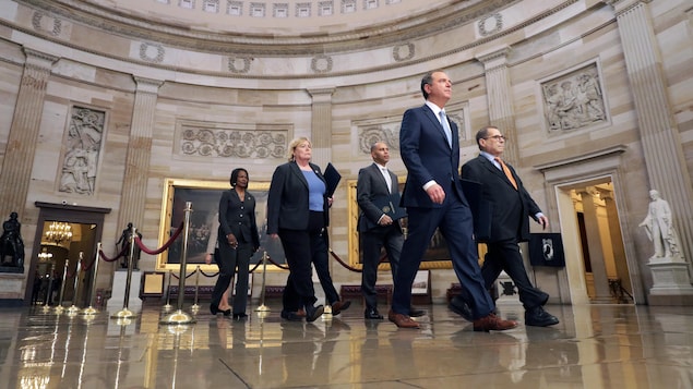 Les représentants démocrates Adam Schiff, Jerry Nadler, Zoe Lofgren, Hakeem Jeffries, Val Demings, Jason Crow et Sylvia Garcia marchent en direction du Sénat.