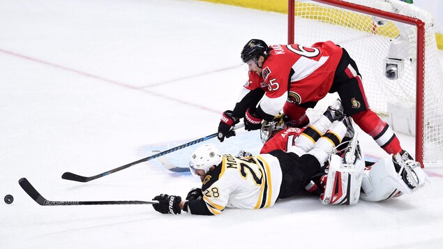 Erik Karlsson, entouré de Craig Anderson et Dominic Moore Erik Karlsson, entouré de Craig Anderson et Dominic Moore