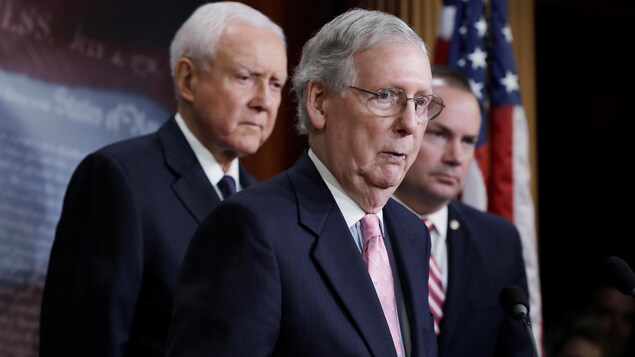 Le chef de la majorité républicaine au Sénat, Mitch McConnell, entouré notamment des sénateurs Orrin Hatch et Mike Lee.