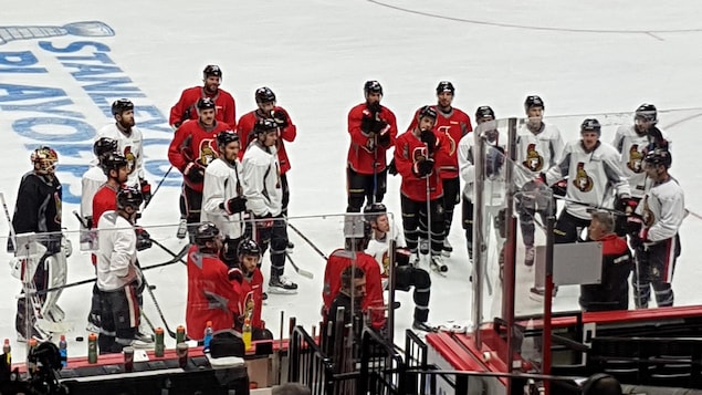Les Sénateurs d'Ottawa à l'entraînement quelques heures avant leur premier match contre les Bruins de Boston.