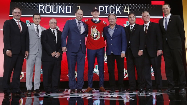 Brady Tkachuk, au centre, a été le premier choix des Sénateurs d'Ottawa au repêchage de la Ligue nationale de hockey. Brady Tkachuk, au centre, a été le premier choix des Sénateurs d'Ottawa au repêchage de la Ligue nationale de hockey.