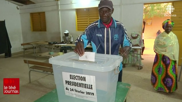 Un électeur sénégalais dépose son bulletin de vote lors de l'élection présidentielle de février 2019.