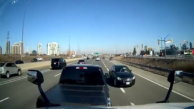 Une aînée roule en sens inverse sur l’autoroute près de Toronto