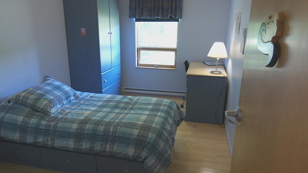 Un lit, une table, une armoire. Un lit, une table, une armoire.