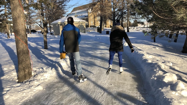 Plusieurs citoyens de Néguac profitent de l'aménagement du sentier glacé du Parc municipal Richelieu en enfilant leurs patins.