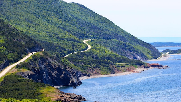 Un sentier à flanc de montagne au bord de l'océan Atlantique.
