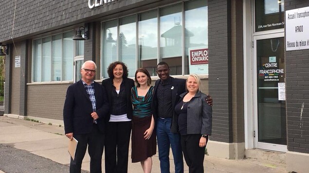 Cinq personne posant devant le Centre francophone de Thunder Bay Cinq personne posant devant le Centre francophone de Thunder Bay