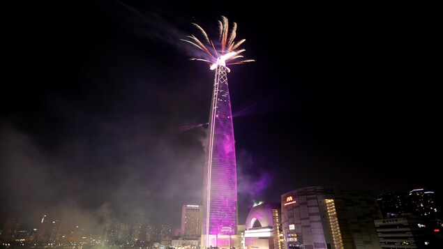 Des feux d'artifice explosent au sommet d'une tour de Séoul pour souligner la nouvelle année. Des feux d'artifice explosent au sommet d'une tour de Séoul pour souligner la nouvelle année.