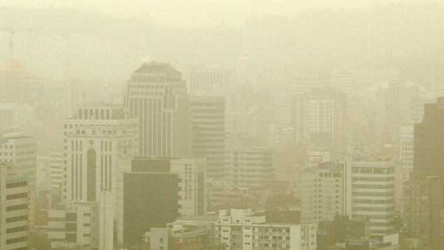 Vue sur des gratte-ciels de Séoul à travers un smog issu de polluants provenant surtout de Chine, transportés par le vent. Vue sur des gratte-ciels de Séoul à travers un smog issu de polluants provenant surtout de Chine, transportés par le vent.