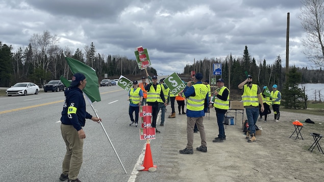 Une dizaine de travailleurs de la Sépaq manifestent près de la route 117.