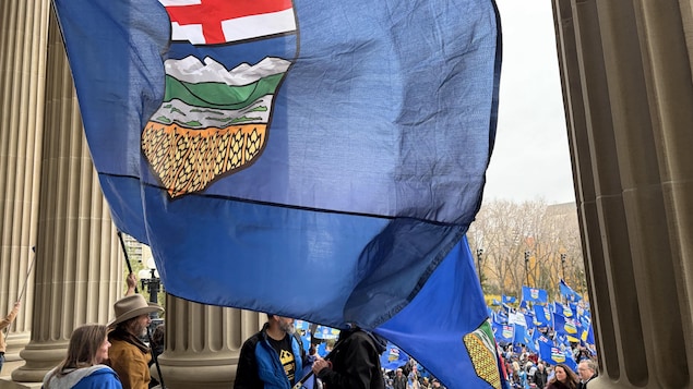 Un drapeau albertain flotte dans le vent