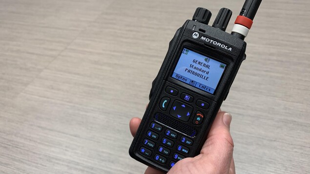Un terminal radio portatif du Service de police de la Ville de Québec