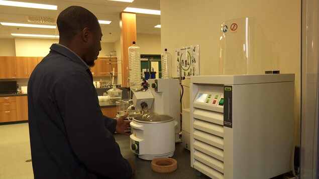 Chercheur à son laboratoire. Chercheur à son laboratoire.