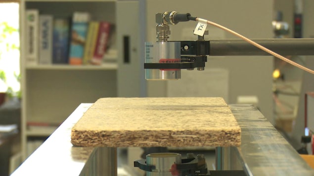 Une machine scanne un panneau de particules Une machine scanne un panneau de particules