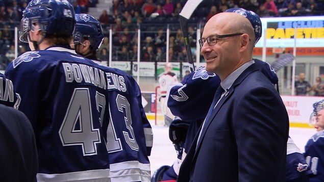 Serge Beausoleil est directeur général et entraîneur de l'Océanic de Rimouski, de la Ligue de hockey junior majeur du Québec Serge Beausoleil est directeur général et entraîneur de l'Océanic de Rimouski, de la Ligue de hockey junior majeur du Québec