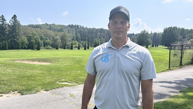 Un homme prend la pose dans un golf.