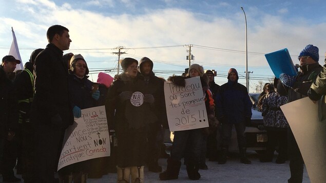 Le député Serge Cormier écoute les manifestants. Le député Serge Cormier écoute les manifestants.