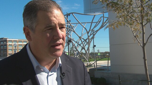 Serge Doucet, directeur général régional de Pêches et Océans Canada, en entrevue à l'extérieur des bureaux du ministère, à Moncton. Serge Doucet, directeur général régional de Pêches et Océans Canada, en entrevue à l'extérieur des bureaux du ministère, à Moncton.