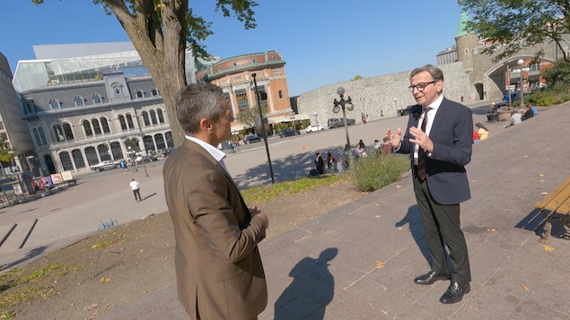 L’animateur du Téléjournal Québec Bruno Savard en entrevue avec Serge Fleyfel, porte-parole d'Élections Canada.