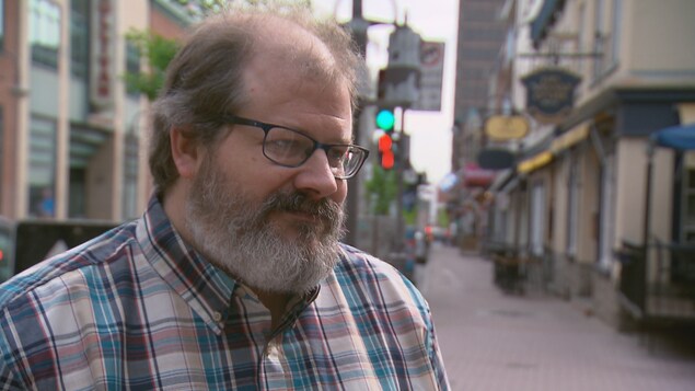 Serge Petitclerc accorde une entrevue à la journaliste de Radio-Canada Fanny Samson rue Saint-Jean, au centre-ville de Québec. Serge Petitclerc accorde une entrevue à la journaliste de Radio-Canada Fanny Samson rue Saint-Jean, au centre-ville de Québec.