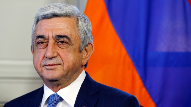 Serge Sarkissian devant un drapeau arménien