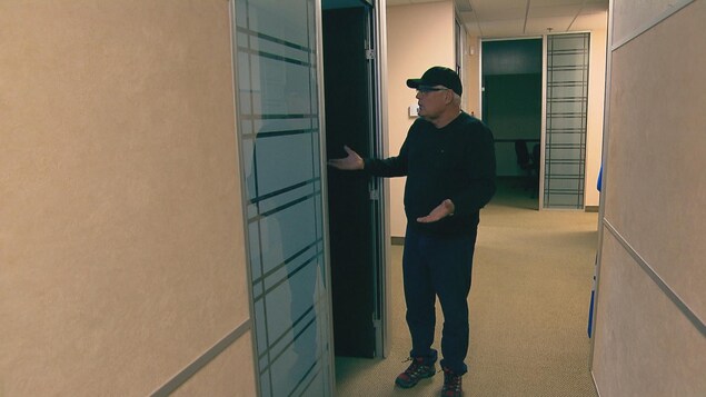 Serge Simard dans le corridor de son local électoral Serge Simard dans le corridor de son local électoral
