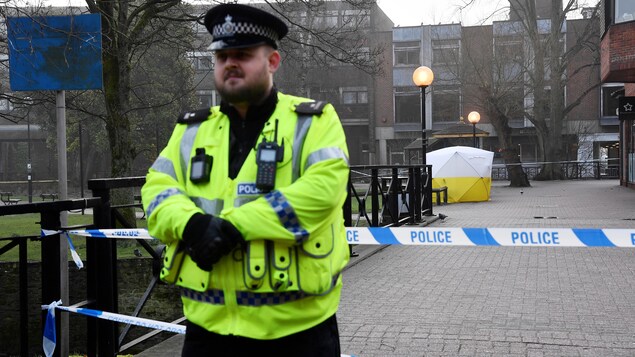 Un policier britannique, debout devant la scène de crime, qui a été scellée. Un policier britannique, debout devant la scène de crime, qui a été scellée.