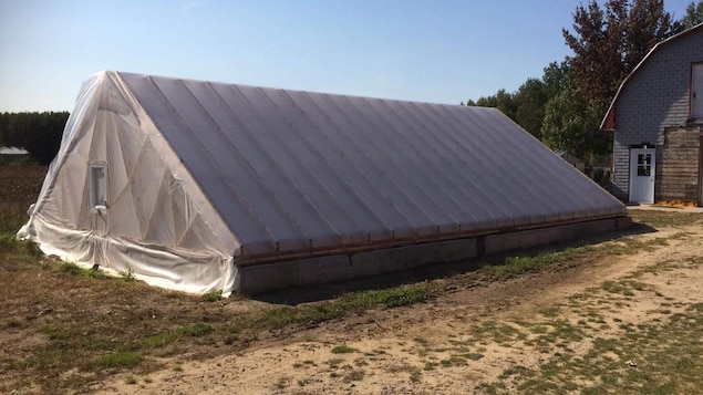 Un bâtiment qui laisse paraître seulement le toit.